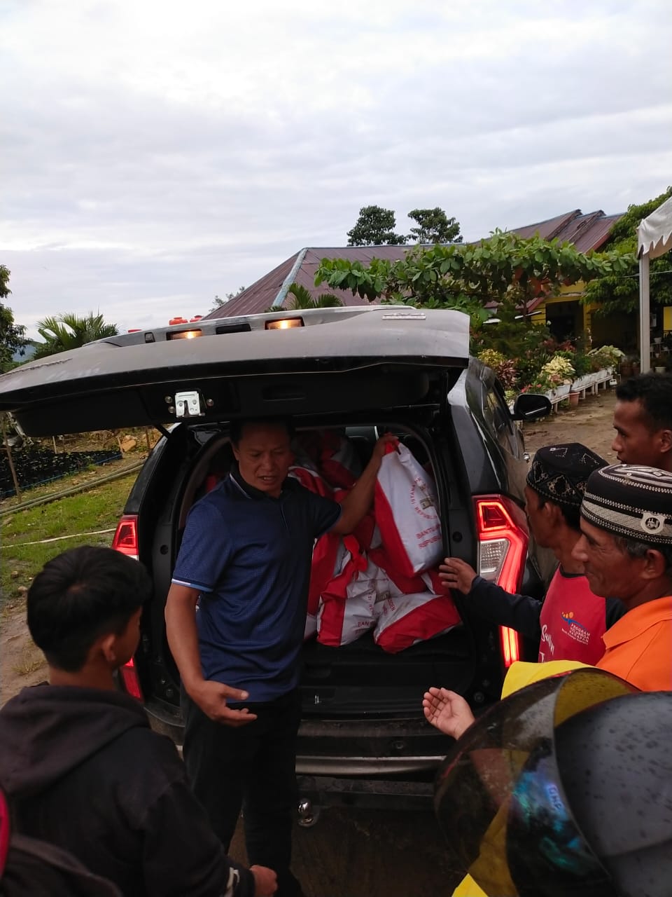 Ketua Golkar Mamuju Bagikan Bantuan Sembako kepada Korban Gempa